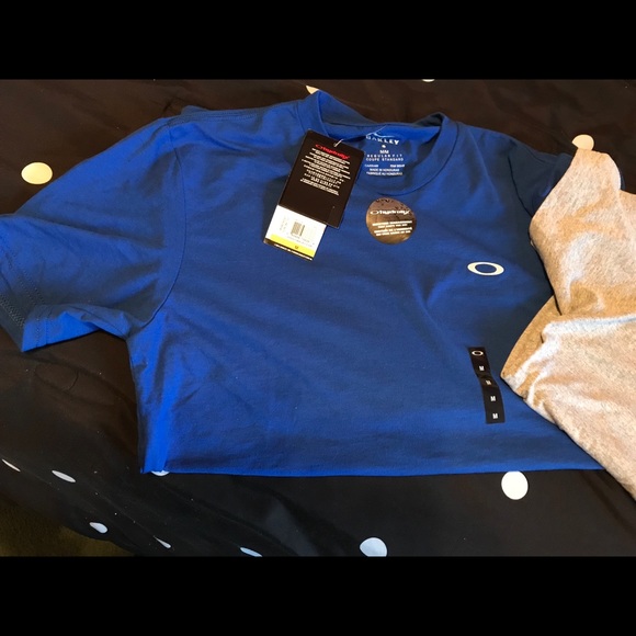 Oakley and volcom men’s shirts - Picture 2 of 3